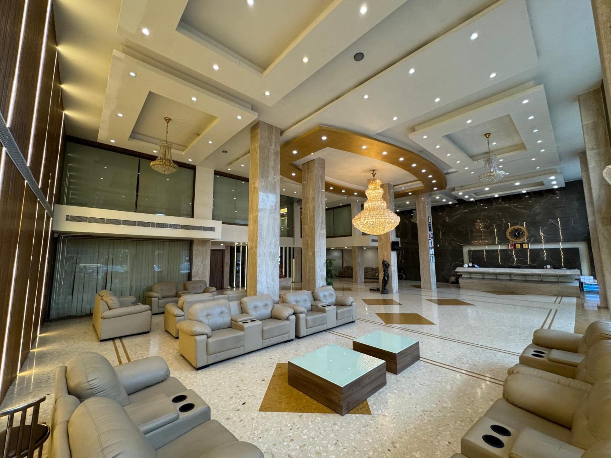 Hotel The Evergrand Palace Radźkot Zewnętrze zdjęcie