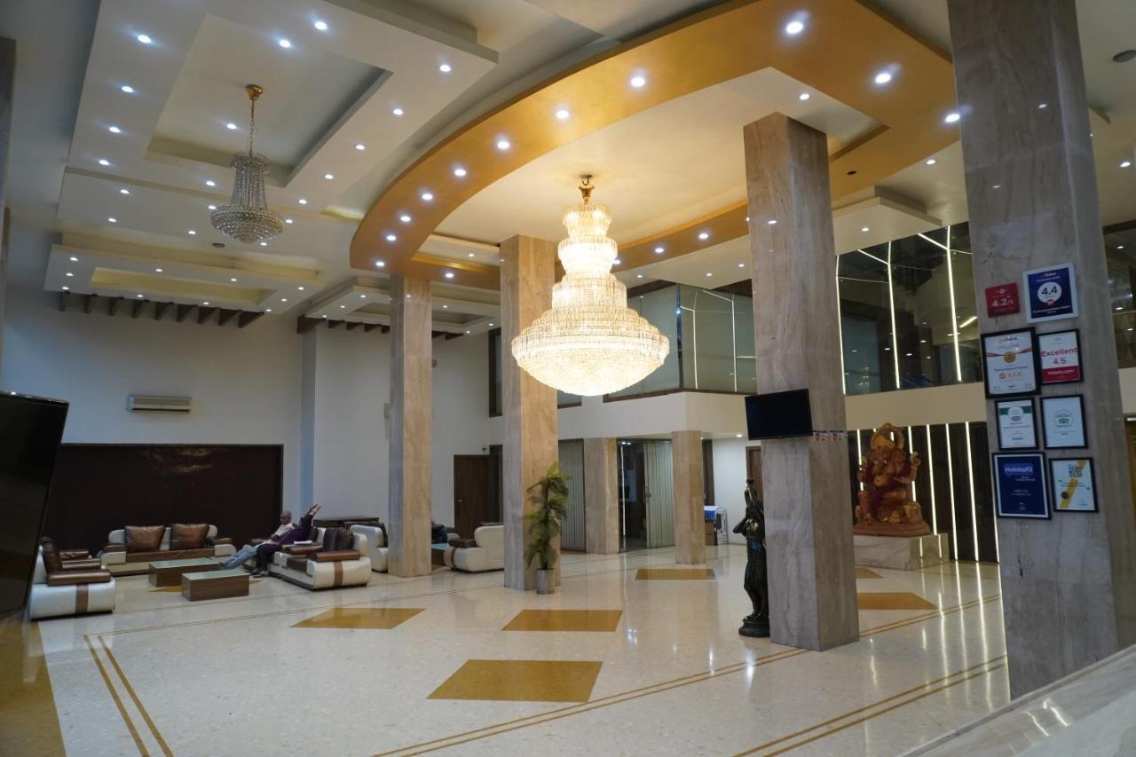 Hotel The Evergrand Palace Radźkot Zewnętrze zdjęcie